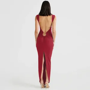 Vue arrière d'une robe longue rouge sexy dos nu avec fente et coupe ajustée