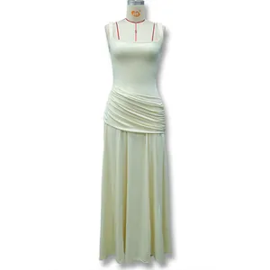 Dettaglio dell'elegante abito lungo crema con drappeggio e gonna fluida a terra