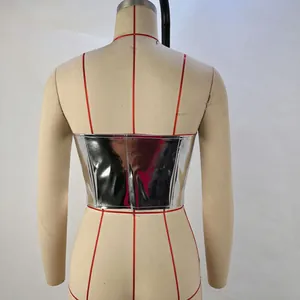 Vue arrière d'un corset métallique argenté brillant sur un mannequin de couture