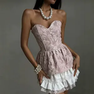 Elegante roze bloemen jacquard korset top met hartvormige halslijn en witte ruisels