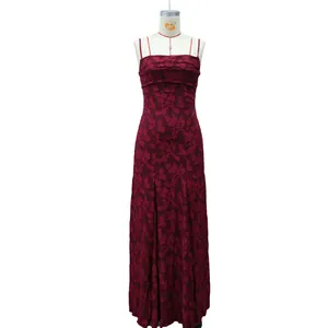 Elegantes weinrotes Maxikleid aus floralem Jacquard mit dünnen Trägern für Abendanlässe