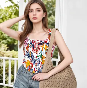 Dettaglio di un corsetto a fiori colorato con scollo quadrato e spalline larghe