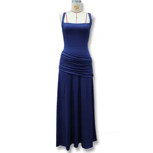 Elegante abito lungo blu scuro con scollo profondo e vita increspata decorativa