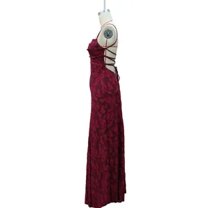 Seitenansicht burgunderrotes Spitzen-Abendkleid mit elegantem Rückenschnür-Design