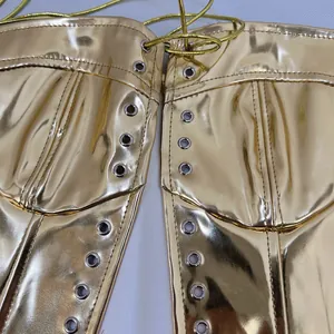 Gros plan sur un haut corset sexy doré métallique avec détails d'œillets