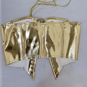 Vue détaillée du haut corset doré métallisé sexy avec laçage à œillets pour femme