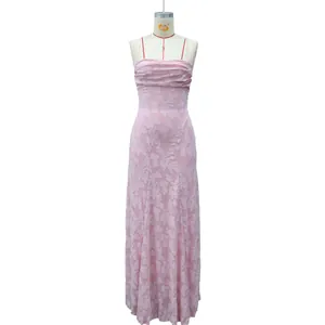 Elegantes Abendkleid in Rosa mit floraler Textur und Spaghettiträgern an einer Schaufensterpuppe.