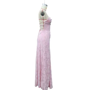 Seitenansicht des rückenfreien Abendkleides mit rosa Blumenstruktur auf Mannequin