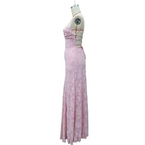 Detailansicht eines eleganten rosa Abendkleides mit Spitze und offenem Rücken