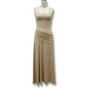 Vista dettagliata dell'elegante abito lungo beige con vita arricciata e scollo