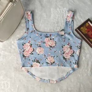 Dettaglio ravvicinato di crop top a fiori con un esclusivo design a orlo curvo