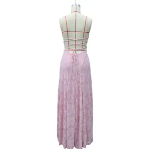 Elegantes rückenfreies Abendkleid in Rosa mit Schnürung und floraler Textur