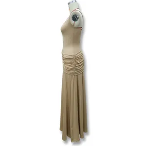 Dettaglio profilo laterale di abito lungo beige con eleganti pieghe in vita