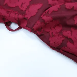Detaillierte Nahaufnahme des eleganten burgunderroten geblümten Abendkleid-Stoffs