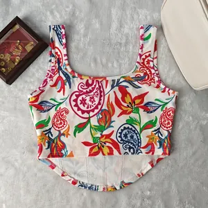 Vista dettagliata di un crop top con stampa floreale paisley colorata e orlo a corsetto