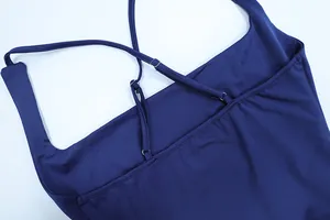 Dettaglio di un abito blu navy con spalline sottili regolabili e cursori in metallo