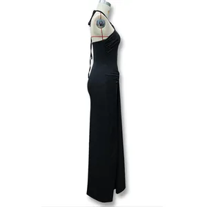 Seitenansicht eines schwarzen Neckholder-Maxikleides mit Raffungen und hohem Beinschlitz.