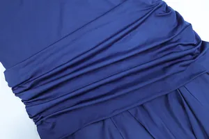 Dettaglio ravvicinato della vita a pieghe blu navy di un abito senza schienale in jersey
