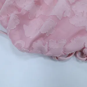 Nahaufnahme eines eleganten rosa Abendkleids mit strukturierter Jacquard-Spitze