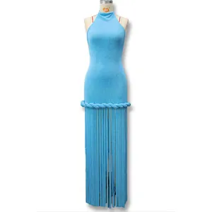 Vista dettagliata di un vestito lungo azzurro con scollo all'americana e frange
