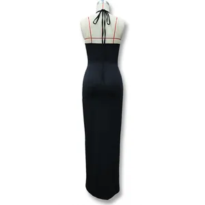Rückansicht eines eleganten schwarzen Neckholder-Maxikleids mit offenem Rücken.