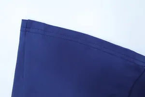 Primo piano dell'orlo di un abito blu navy con dettaglio di doppia cucitura di qualità
