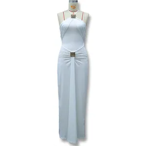 Elegantes weißes Neckholder-Maxikleid mit rückenfreiem Design und Taillenschnallen