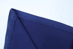 Dettaglio ravvicinato delle cuciture overlock di alta qualità sull'orlo dell'abito blu