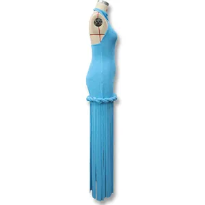 Dettaglio laterale di abito azzurro con collo halter, schiena nuda e frange