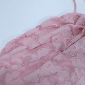 Detailaufnahme des rosa Abendkleides mit strukturierter 3D-Blumenmuster-Textur.