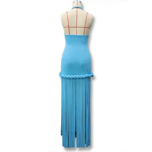 Vista posteriore del maxi abito azzurro con scollo all'americana, frange e corda intrecciata