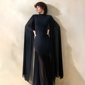 Elegante zwarte strakke avondjurk met dramatische vloerlange mesh cape mouwen.