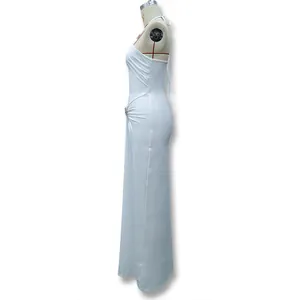 Seitenansicht eines weißen ärmellosen Neckholder-Maxikleides mit rückenfreiem Design