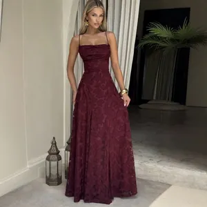 Elegantes burgunderrotes Abendkleid mit Spaghettiträgern und floralem Jacquard-Muster