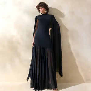 Elegante zwarte avondjurk met dramatische mesh cape-mouwen en gelaagde rokdetails.