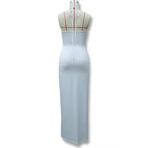 Detaillierte Rückansicht eines weißen rückenfreien Neckholder-Maxikleides am Mannequin