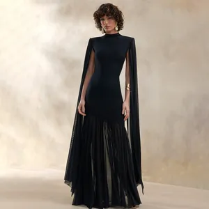 Elegante zwarte avondjurk met lange mesh cape mouwen en geplooide mesh zoom detail