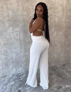 Ensemble élégant avec haut blanc dos nu et pantalon large assorti pour femmes chic