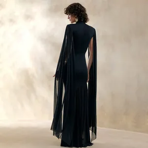 Elegante zwarte avondjurk met lange, transparante mesh cape mouwen en een slanke pasvorm.