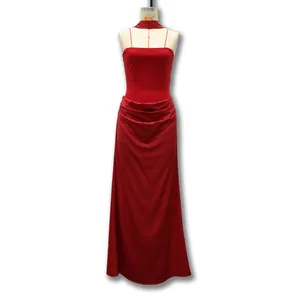 Dettaglio di un elegante abito lungo rosso senza maniche esposto su un manichino.