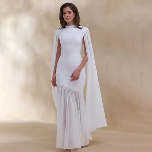 Elegante witte maxi-jurk met transparante cape-mouwen en een gelaagde mesh-rok