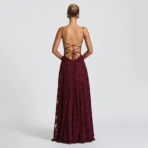 Elegantes burgunderfarbenes Spitzenabendkleid mit rückenfreiem Design und Schnürung.