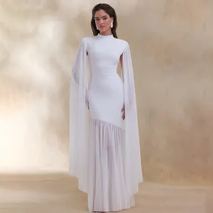 Elegante witte nauwsluitende jurk met dramatische cape-mouwen en een geplooide zoom.