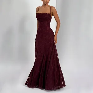 Elegantes bordeauxrotes Abendkleid mit aufwendigem floralem Jacquard-Muster und Trägern