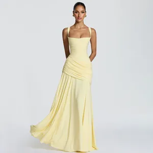 Elegante abito lungo a pieghe giallo pallido con scollo profondo e design senza schiena.