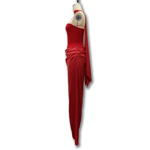 Vista laterale di un abito rosso elegante a tubino senza maniche con dettaglio drappeggiato