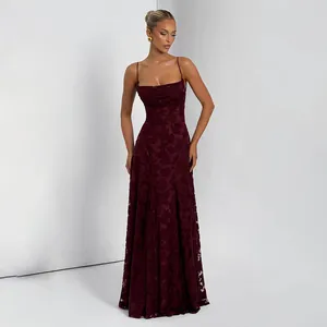 Elegantes burgunderrotes Abendkleid mit Spaghettiträgern und floralem Jacquard-Muster.