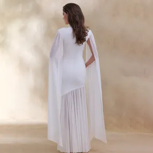 Achteraanzicht van elegante witte strakke jurk met doorschijnende cape-mouwen mesh.