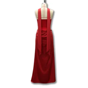 Dettaglio della schiena di un elegante abito lungo rosso senza maniche e scollato