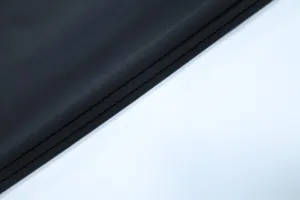 Nahaufnahme der schwarzen weichen elastischen Stofftextur für das Neckholder-Kleid